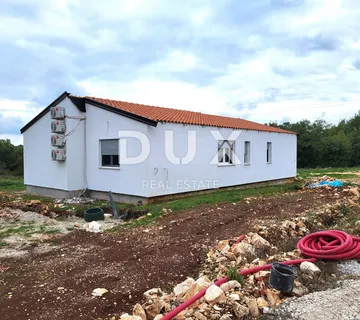 ISTRA, TINJAN - Montažna prizemnica s bazenom - Kringa, Tinjan