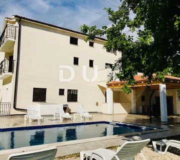 ISTRA, SVETI LOVREČ - Prostrana kuća s pet stanova i bazenom - Sveti Lovreč Pazenatički