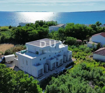 ZADAR, PRIVLAKA - Novogradnja s krovnom terasom i pogledom na more 110 metara od plaže! D