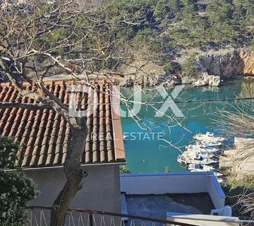 OTOK KRK - Kuća s dvorištem i pogledom na more, u jezgri romantičnog Vrbnika