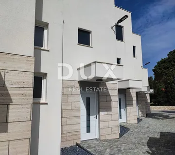 OTOK PAG, NOVALJA - luksuzni apartman u kućicama u nizu NOVOGRADNJA