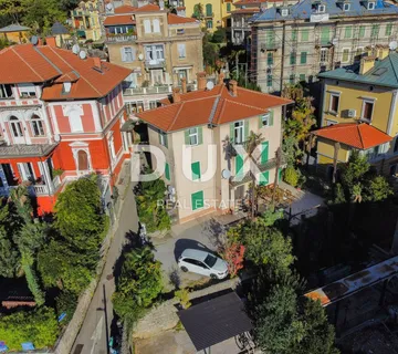 OPATIJA, CENTAR - Dvoetažni stan u povijesnoj vili samo 50 metara od mora u centru Opatije, parking