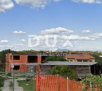ISTRA,LABIN - Zgrada s prostranim zemljištem