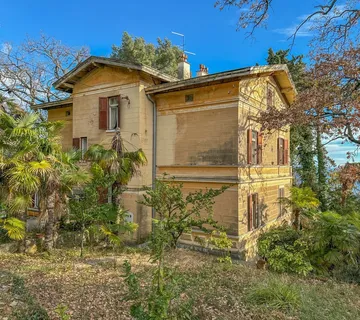 OPATIJA, CENTAR - unikatna povijesna vila površine 484m2 drugi red do mora