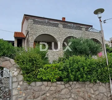 CRIKVENICA - Samostojeća kuća sa 4 stana, udaljena samo 100 m od mora