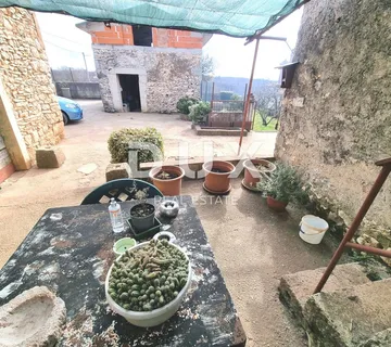 ISTRA, MARČANA Kamene kuće za renovaciju na selu s lijepim dvorištem