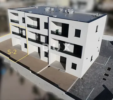 ŠIBENIK, VODICE – Dvoetažni stan s dvorištem na mirnoj lokaciji
