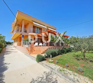 ZADAR, SUKOŠAN - Apartmanska kuća 150m od mora