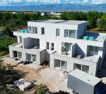 ZADAR, PRIVLAKA - Dvoetažni stan s vlastitim vrtom 3 minute hoda do pješčane plaže! A