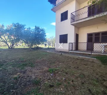 ŠIBENIK RASLINA - Kuća s velikim dvorištem 200 metara od mora - Raslina, Šibenik