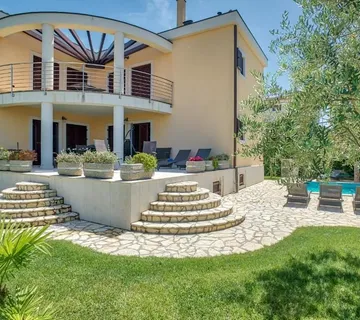 ISTRA, MEDULIN - Luksuzna klasična vila 50 metara od plaže