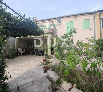 CRIKVENICA, DRAMALJ - Šarmantna primorska kuća s terasom i panoramskim pogledom na more - Dramalj, Crikvenica