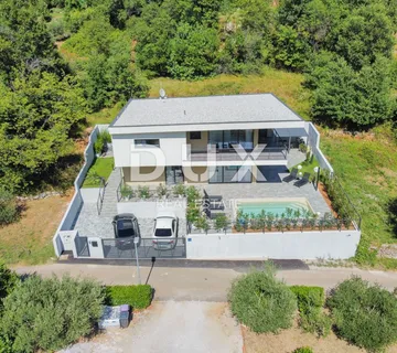OPATIJA, MOŠĆENIČKA DRAGA – prekrasna vila s bazenom okružena zelenilom, samo 650 metara od plaže