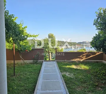 ISTRA, PULA, NOVA VERUDA - 2SS+DB uređeni stan s dvorištem i pogledom na more