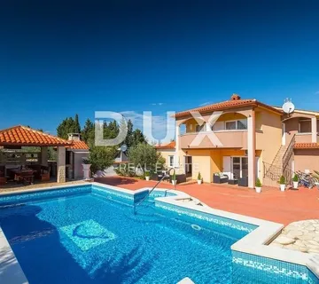 ISTRA PULA - Apartmanska kuća s bazenom nadomak plaža - Štinjan, Pula