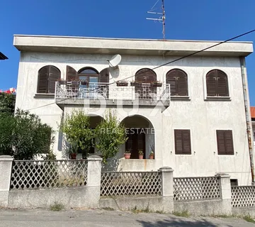 RIJEKA, CENTAR - samostojeća stara unikatna villa na odličnoj lokaciji! PRILIKA!