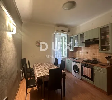 RIJEKA, CENTAR - 2SKL stan sa dvorištem, uredan i useljiv