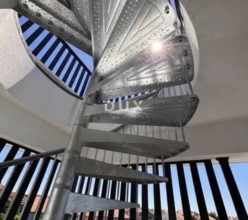 ZADAR, SUKOŠAN - Ekskluzivna prilika! Penthaus sa fantastičnim pogledom na Marinu i grad, 40 m i prvi red do mora!
