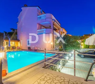 CRIKVENICA- Prekrasna villa s 3 apartmana i bazenom