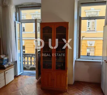 RIJEKA, STARI GRAD – Prostrani 2S+DB stan s balkonom, 97 m², 100m od Korza!!!