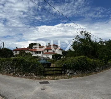 OTOK KRK, DOBRINJ (OKOLICA) - Kuća sa 7 stambenih jedinica - Gostinjac, Dobrinj
