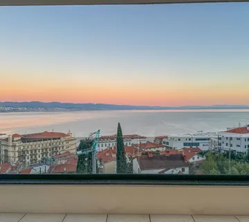OPATIJA, CENTAR - ekskluzivni penthouse s pogledom, bazenom i garažom