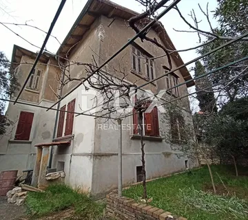 ISTRA, PULA - Austrougarska vila za renovaciju u blizini mora