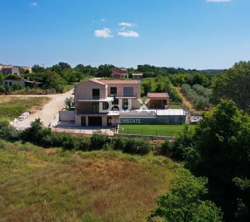 ISTRA, VIŠNJAN - Kuća s bazenom na rubu naselja