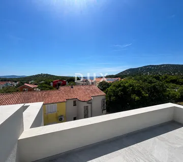 TRIBUNJ, SOVLJE – Stan u novogradnji s krovnom terasom i panoramskim pogledom na more, 400 m od mora