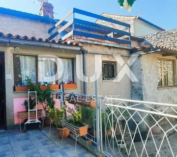 ISTRA, BRTONIGLA - Kuća u nizu za adaptaciju sa dvorištem