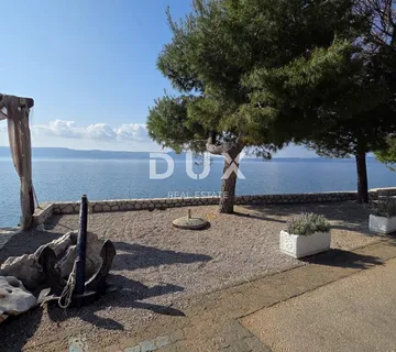 NOVI VINODOLSKI – Elegantna kuća 191 m2, 40 m udaljena od mora