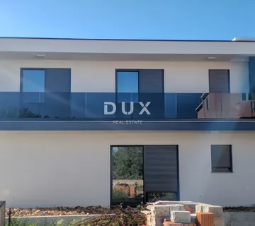 ZADAR, VRSI - Vrhunska dvojna kuća s pogledom na more i okućnicom! B