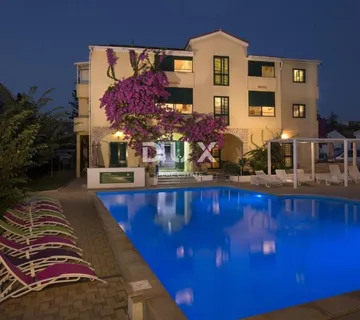 OTOK PAG, NOVALJA - villa s 20 apartmana udaljena samo 300 metara od mora! PRILIKA!
