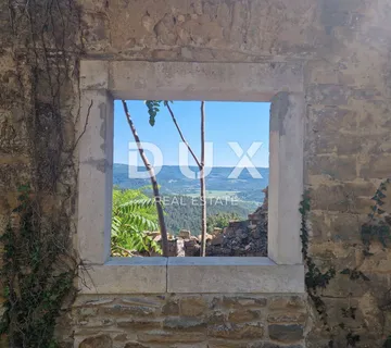 ISTRA, OPRTALJ - Kamena starina s panoramskim pogledom na zelenilo