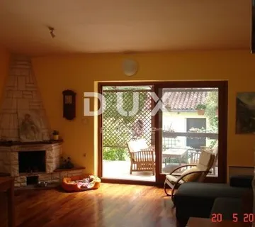 ISTRA, PULA - Kuća s tri stambene jedinice i poslovnim prostorom u centru grada! PRILIKA