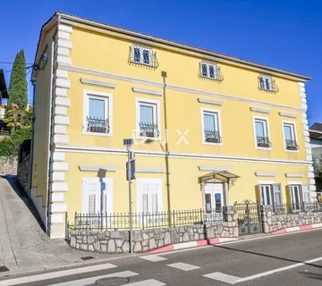 OPATIJA, CENTAR - samostojeća kuća u centru Opatije s parkingom i pogledom, 500m od mora