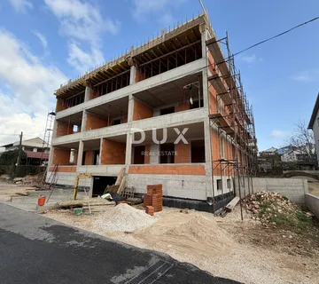 ZADAR, CRVENE KUĆE - Dvosobni stan, garaža + parking!