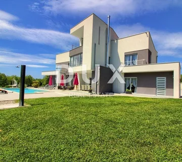 ISTRA KRNICA - Moderna obiteljska vila s bazenom i prostranom okućnicom na rubu naselja - Krnica, Marčana