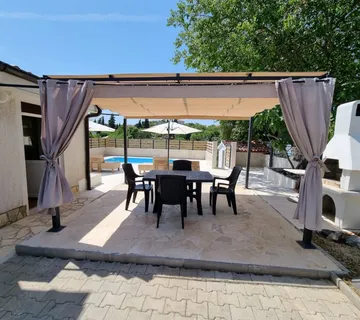 OTOK KRK, GRAD KRK (okolica) - Renovirana kuća s bazenom