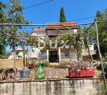 ISTRA, OPRTALJ - Imanje od dvije kuće s pripadajućom okućnicom na ugodnoj lokaciji, prilika!