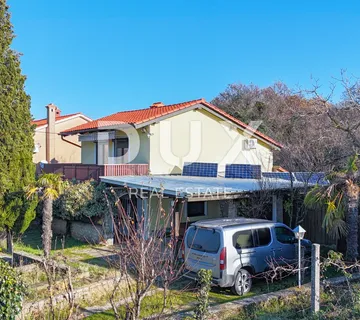 OTOK KRK, DOBRINJ - Samostojeća kuća s velikom okućnicom