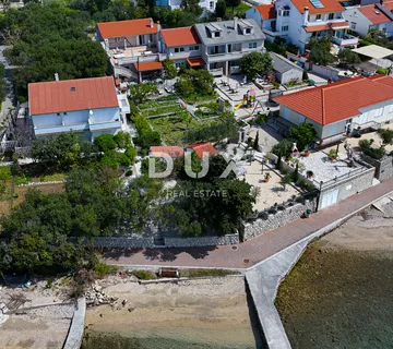 OTOK RAB, BARBAT - Samo 25m od mora, samostojeća kuća sa 6 apartmana, garažom i uređenom okućnicom - Barbat na Rabu, Rab