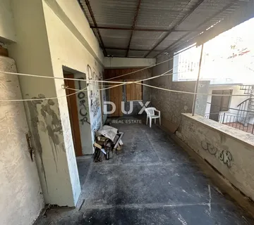 ŠIBENIK, PIROVAC – Stan za adaptaciju s velikim potencijalom