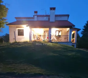 ISTRA, GRAČIŠĆE - Obiteljska kuća na prostranoj okućnici