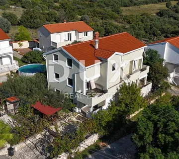 OTOK RAB, BANJOL - Odlična kuća s okućnicom i pogledom na more - Banjol, Rab