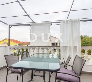OTOK KRK, NJIVICE - Etaža kuće na prvom katu s dva apartmana - Njivice, Omišalj