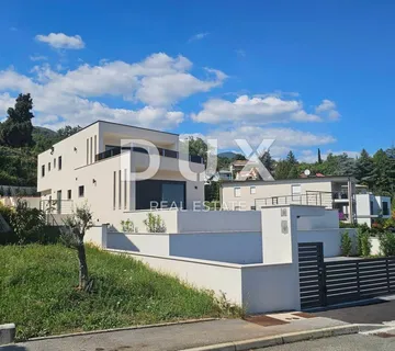 OPATIJA, LOVRAN - Luksuzna vila s 2 stambene jedinice i bazenom, 300m od mora