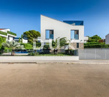 ISTRA, FAŽANA - Jedinstvena vila s pogledom od kojeg zastaje dah