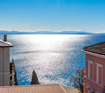 KVARNER, OPATIJA - Novouređen stan u vili 80m2, DB+3S, 2. kat s prekrasnim pogledom na more + parking