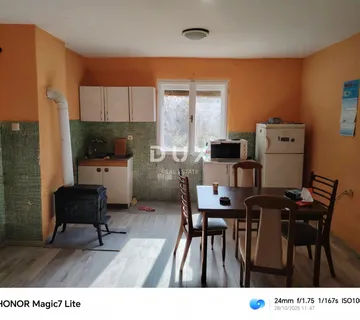 LIKA, OTOČAC – Stan 82 m² s potkrovljem za prenamjenu u još jedan stan+ građevinsko zemljište, TOP lokacija u centru!